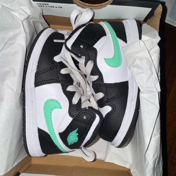 Jordan 1 green glow Sneakers